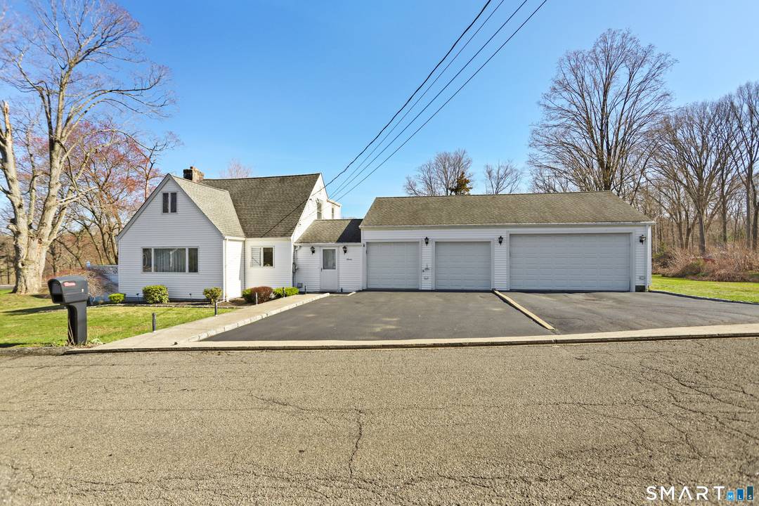 Thoughtfully appointed, this home offers a perfect blend of everyday comfort and standout features in a sought after private cul de sac location.