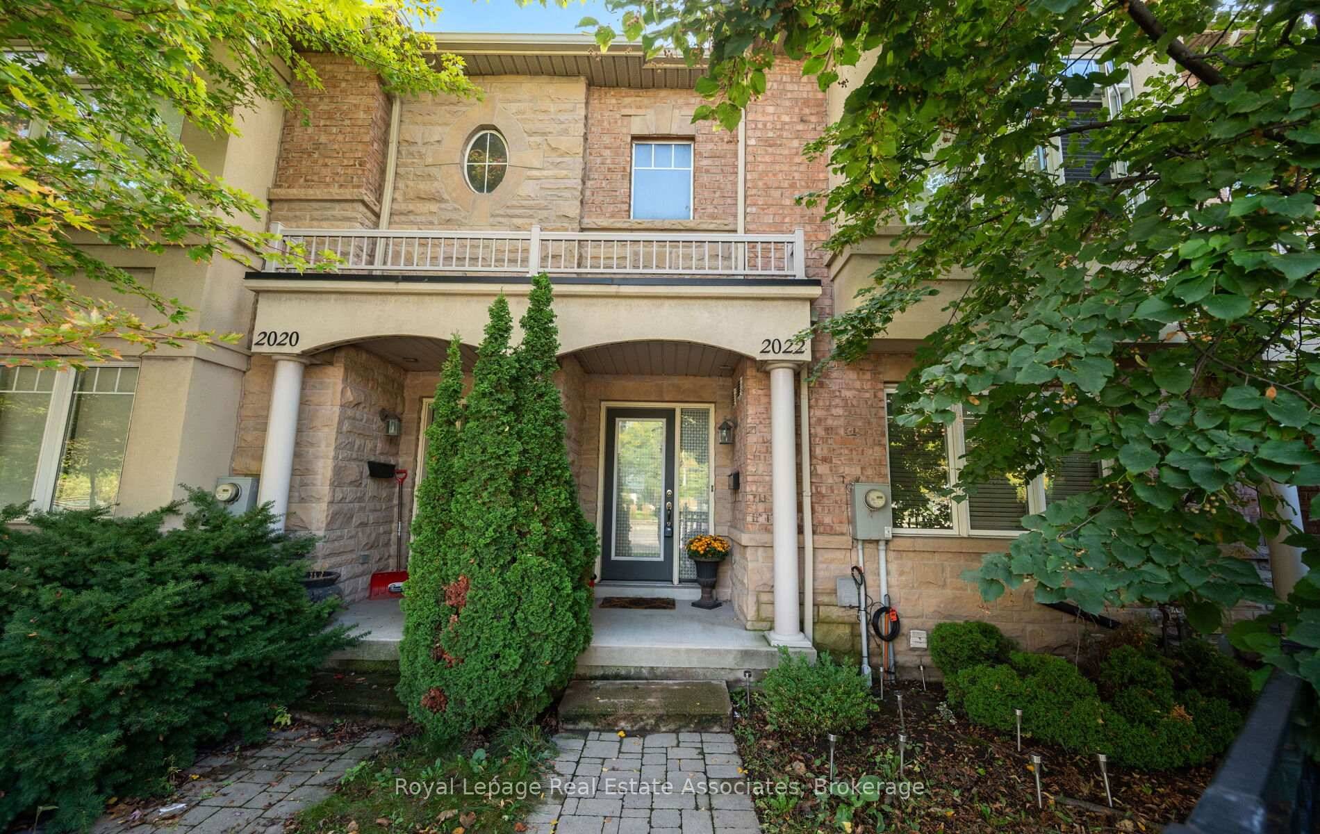 Explore this exceptional freehold townhouse nestled in the heart of Clarkson.