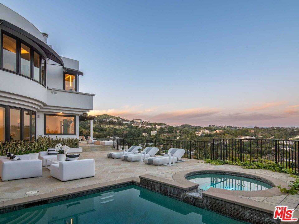 930  N Tigertail Rd 6BR Brentwood La