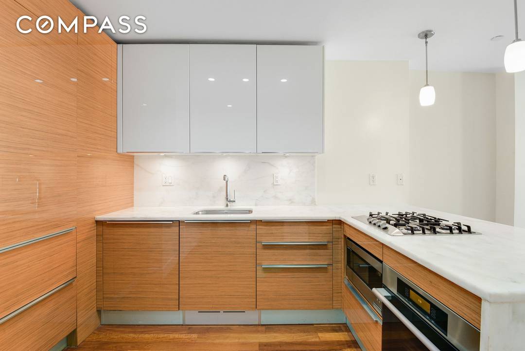Beautifully designed modern 1 bedroom condominium with in unit washer dryer in the full service Prima Condominium, ideally located where Chelsea meets Flatiron.