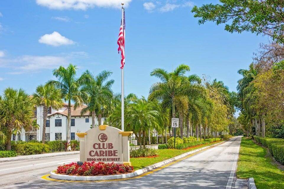 Beautiful Renovated 2 2 apartment with convenient location on 441 right off sawgrass expressway located in Coconut Creek !