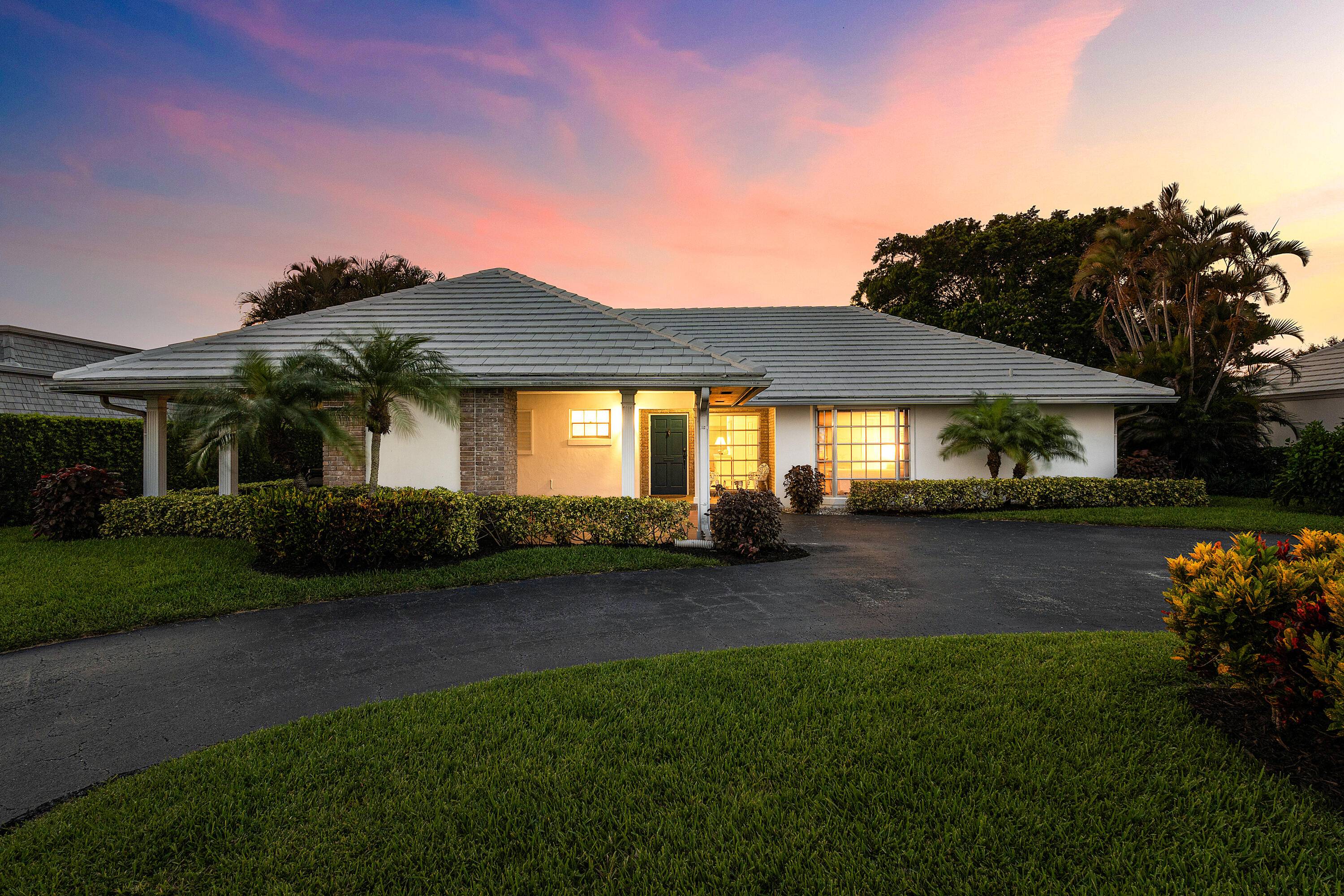 RARE 4 BEDROOM SINGLE FAMILY HOME WITH SWEEPING FAIRWAY VIEWS !