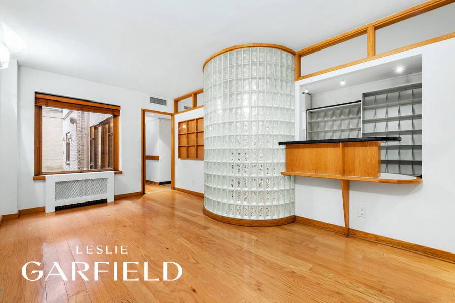 Just steps from Central Park and located on one of the Upper East Side s most prestigious townhouse blocks, this 20 foot wide, five story residence offers an exceptional opportunity ...