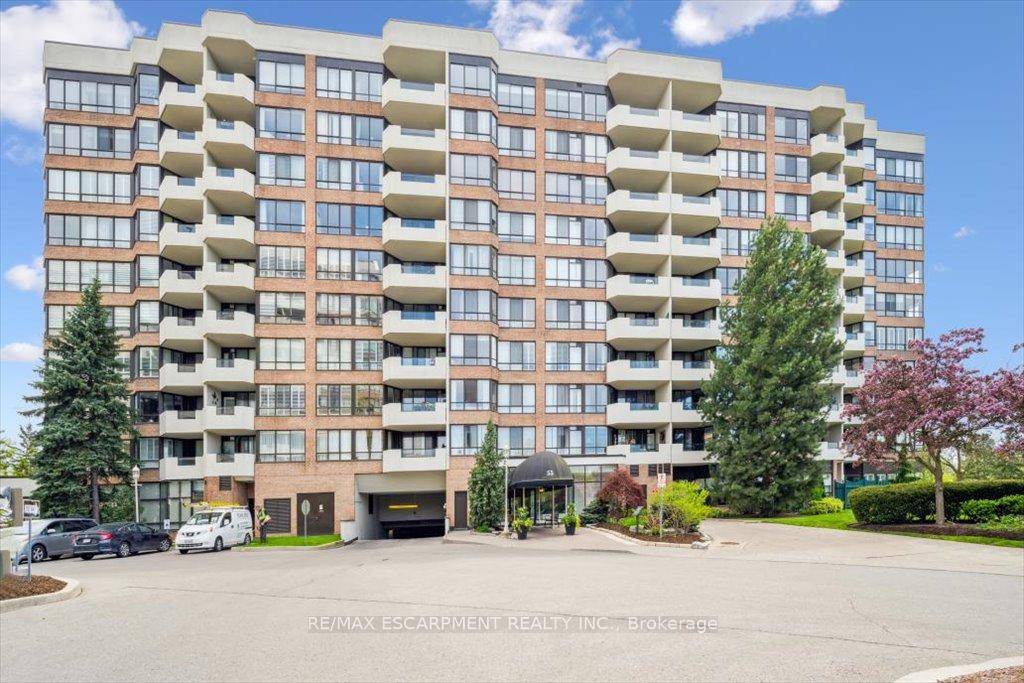 Luxury Lifestyle Living at Walden Pond in the Heart of Markham !