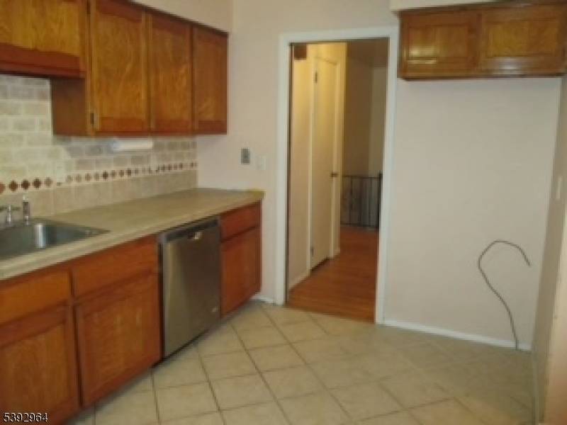 Well maintained bi level in residential neighborhood close to shopping, dining, major highways.