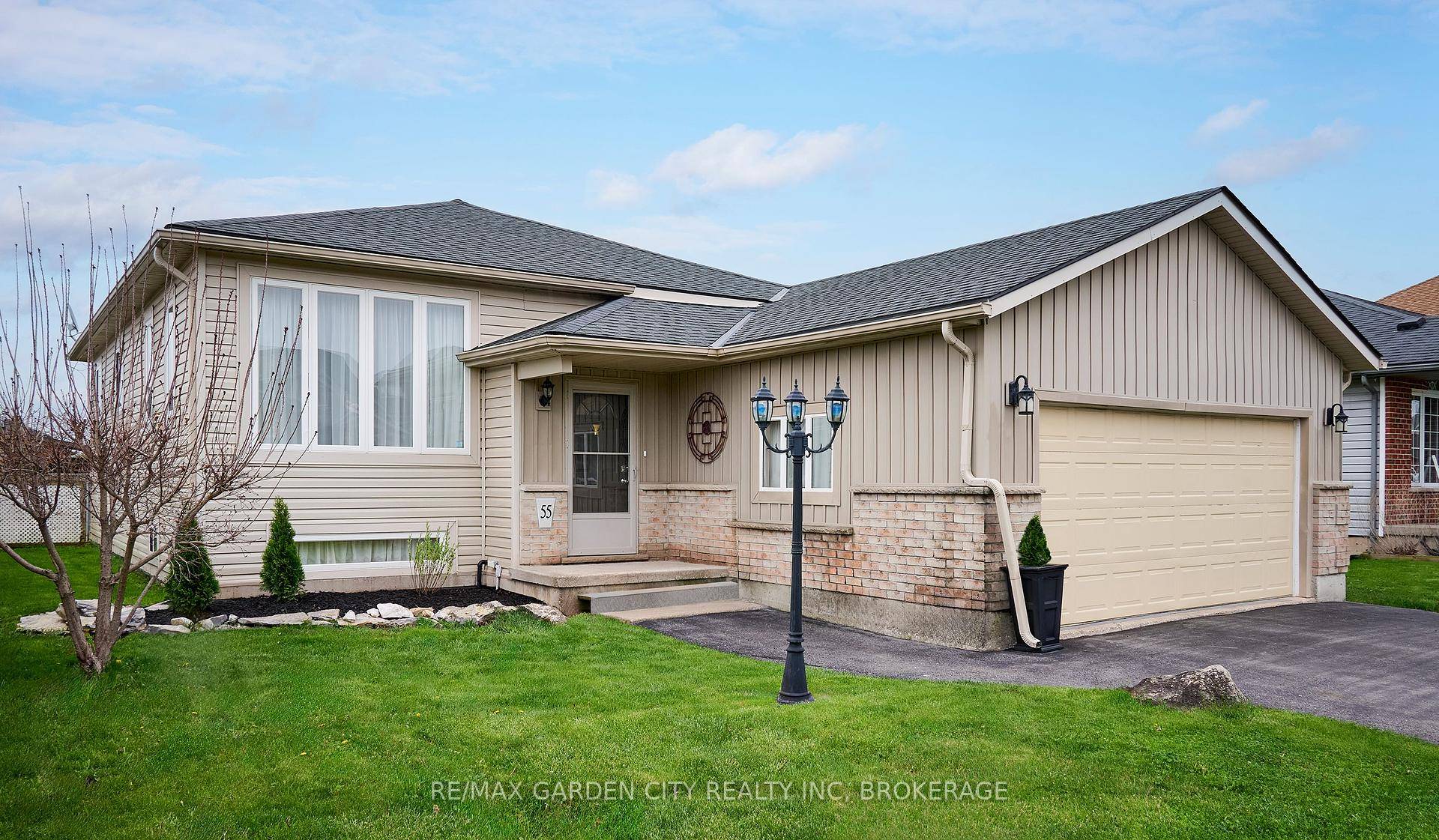 Raised ranch bungalow on a 52 x 111 lot in Meadow Heights Village Port Colborne.