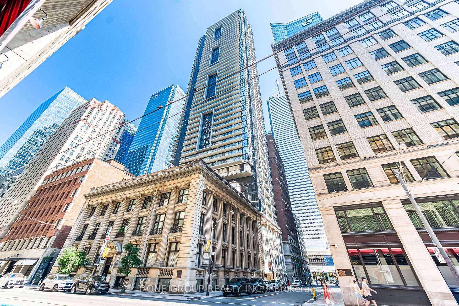 Welcome To This Contemporary 2 Bed Den, 2 Bath Condo In The Heart Of Torontos Financial District !