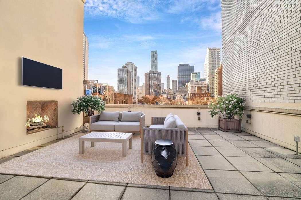Offering 1600 sf of interior space and an impressive 1700 sf of private outdoor space, this rare full floor penthouse is move in ready and provides the ultimate privacy and ...