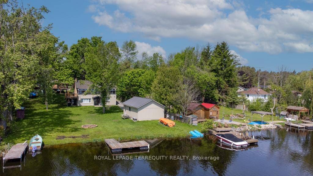 Welcome to your dream lakeside retreat !