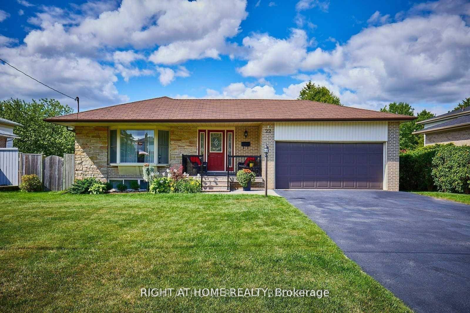 This Bright And Spacious 3 Bedroom Apt Is Conveniently Located In Highly Sought After Pickering Village.