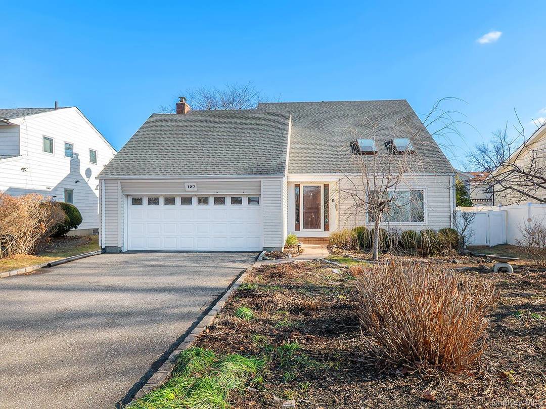 Welcome to this spacious and updated home with 3 bedroom, 2.