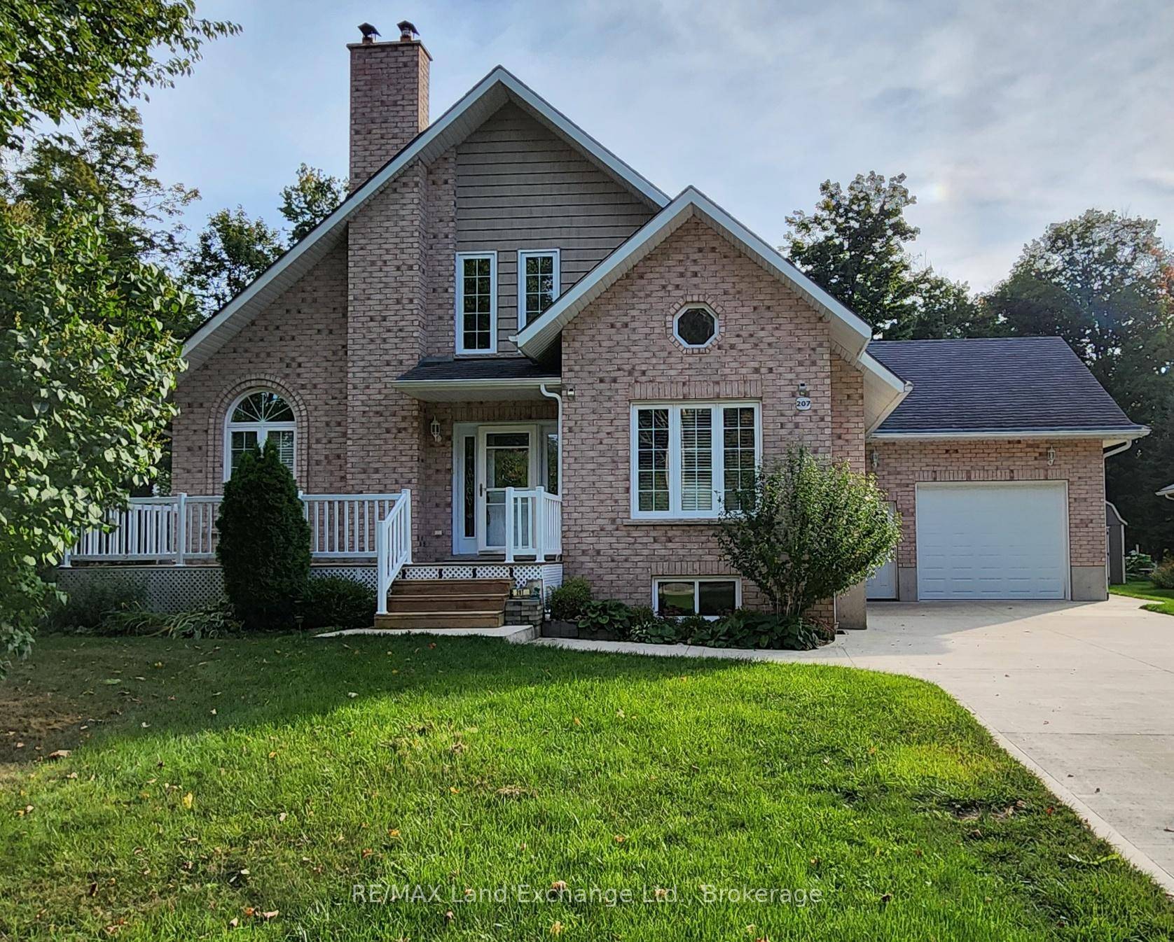 Beautiful yr round family home in Point Clark that is just a 5 min walk to the Beach or Pine River Boat club.