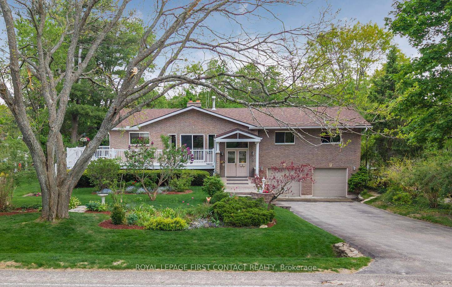 Midhurst community in the trees, 1705 sq ft bungalow with 1035 sq ft separate entrance walkout lower level, that's 2740 sq ft total finished.