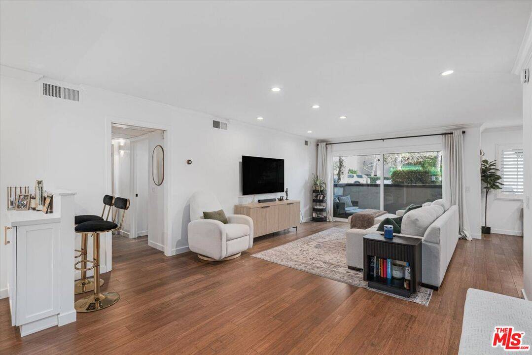1121  N Olive Dr 2BR Sunset Strip La