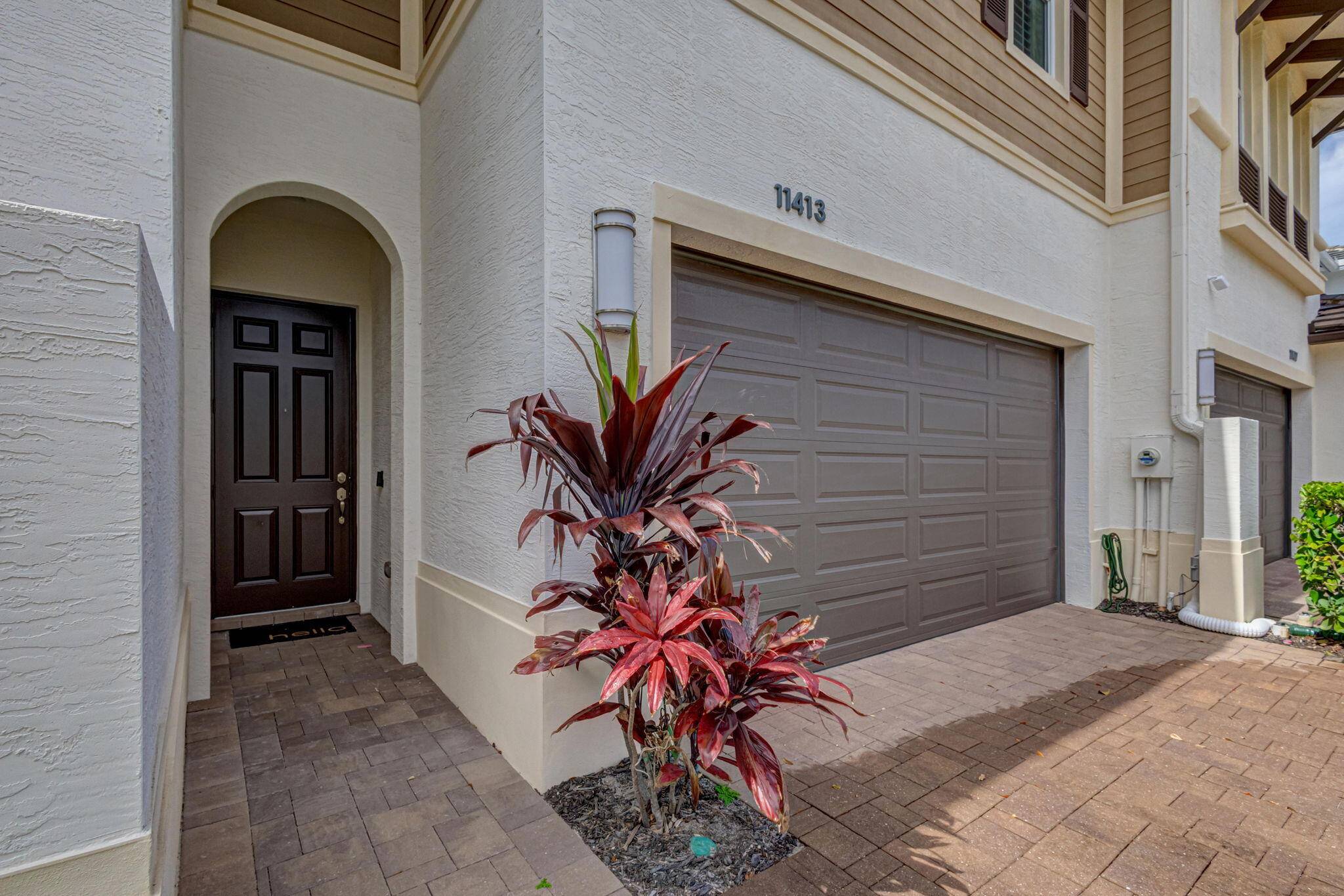 SEASONAL RENTAL This 3 bed, 3 bath townhome features a stunning open floor plan with gorgeous preserve views, and an unbeatable location just steps away from numerous dining and shopping ...