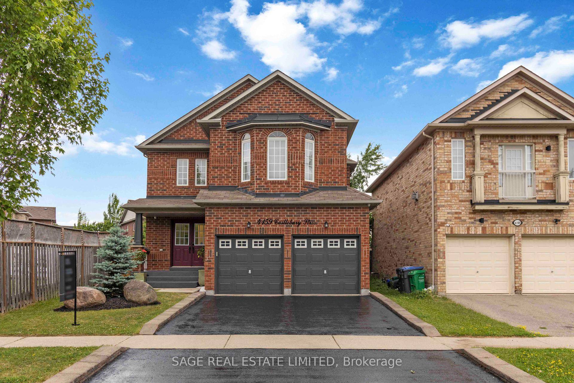 Your Castlebury Awaits. Meticulously updated and cared for by its original owners, thisspacious 4 bedroom, 4 bathroom detached home sits on a generously sized lot that dreams aremade of.