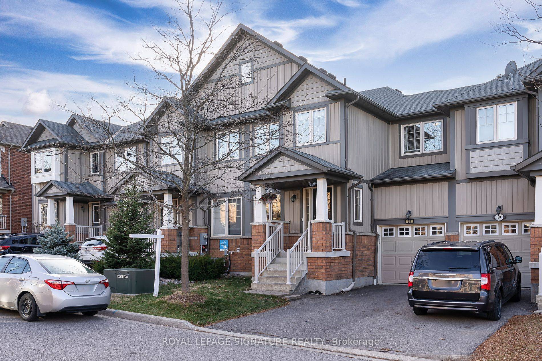 Prestigious 3 bedroom freehold townhouse with a finished basement !