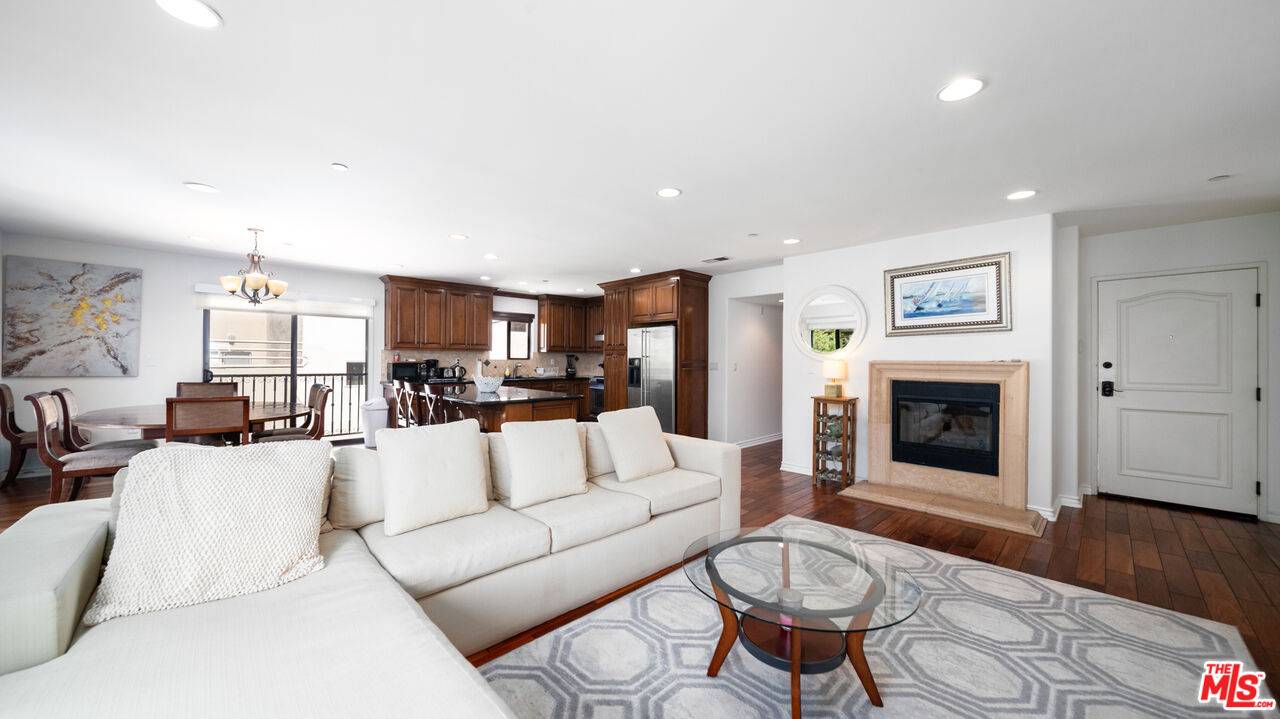 1146  HACIENDA PL 3.0 Sunset Strip LA