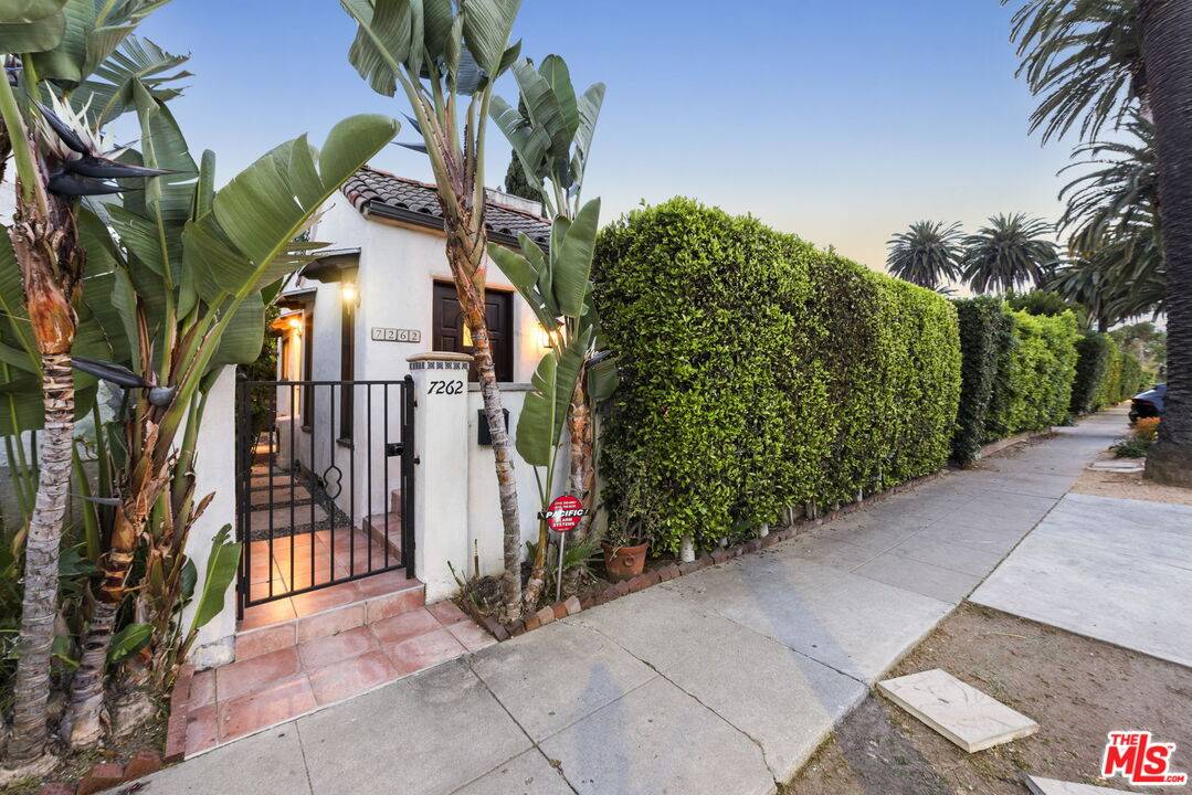 7262 Willoughby Ave 2BR Hollywood Hills East La