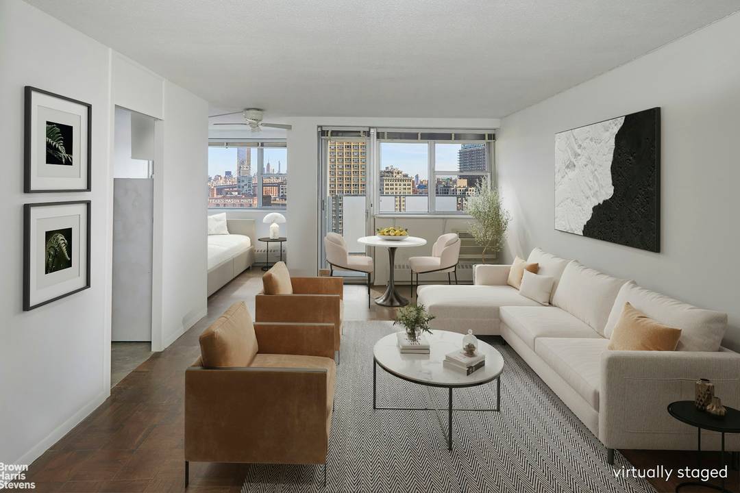 This charming alcove studio in Brooklyn Heights offers a unique blend of comfort and breathtaking views.