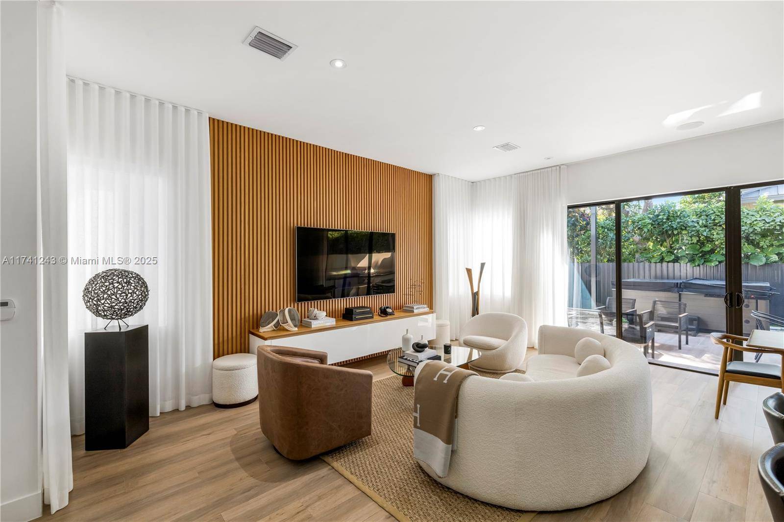 Stunning, Like New Townhouse in South Miami !