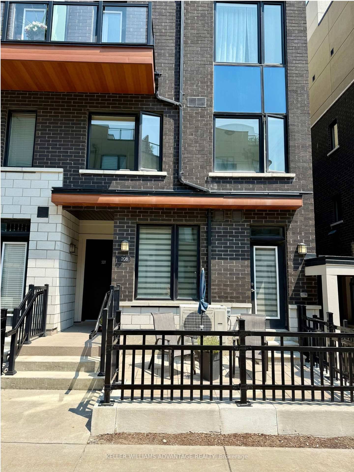 Stunning 2 Bedroom, 3 Bathroom Condo Townhome in Prime Pickering Location !