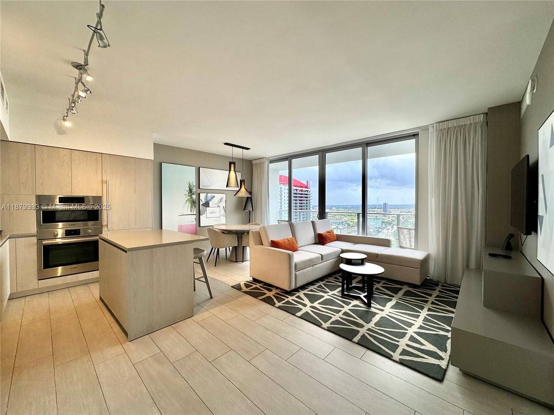 PRICE TO SELL ! ! ! BIG OPPORTUNITY IN HYDE BEACH HOUSE !