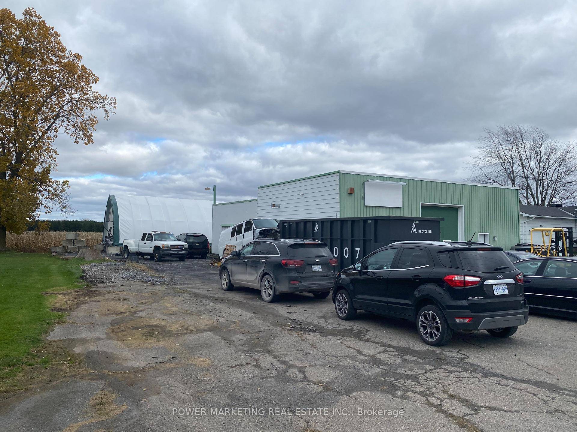 Just Off 417 ! Great space for your body shop, mechanic shop or other businesses welcome !