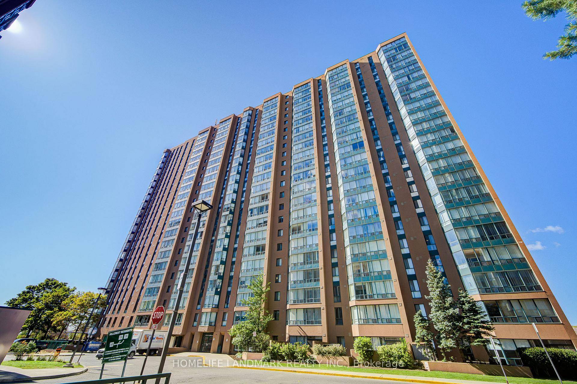 Stunning 1 Bedroom Den Solarium in Prime Location !