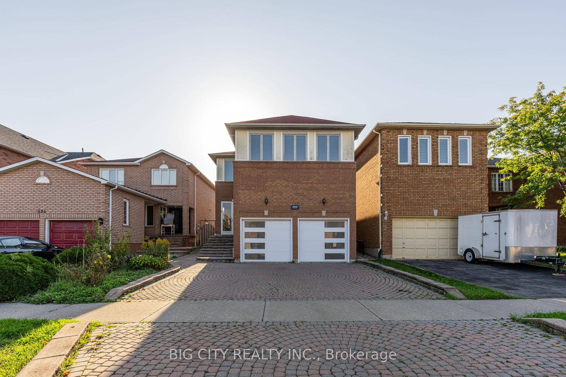 Discover this impressive two storey detached house in a prime Mississauga location.