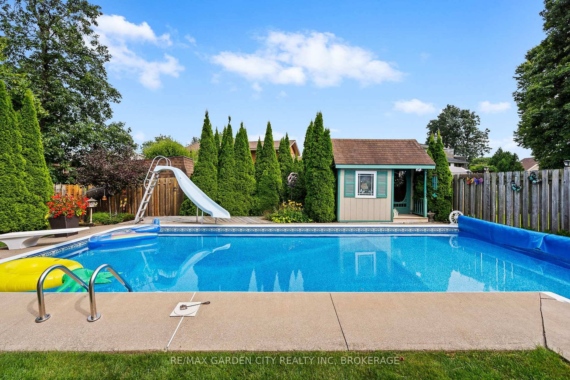 Welcome Home to 55 Sherwood Forest Trail, nestled in one of the most sought after north end neighbourhoods of Welland !