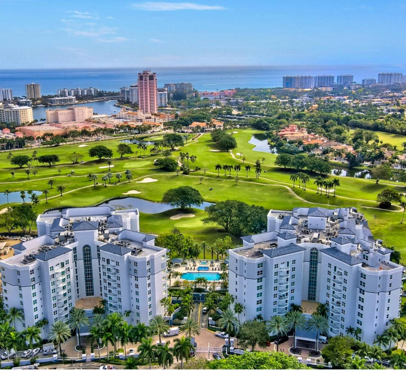 Stunning updated 2 2. 5 plus den, Townsend Place in the heart of downtown Boca Raton !