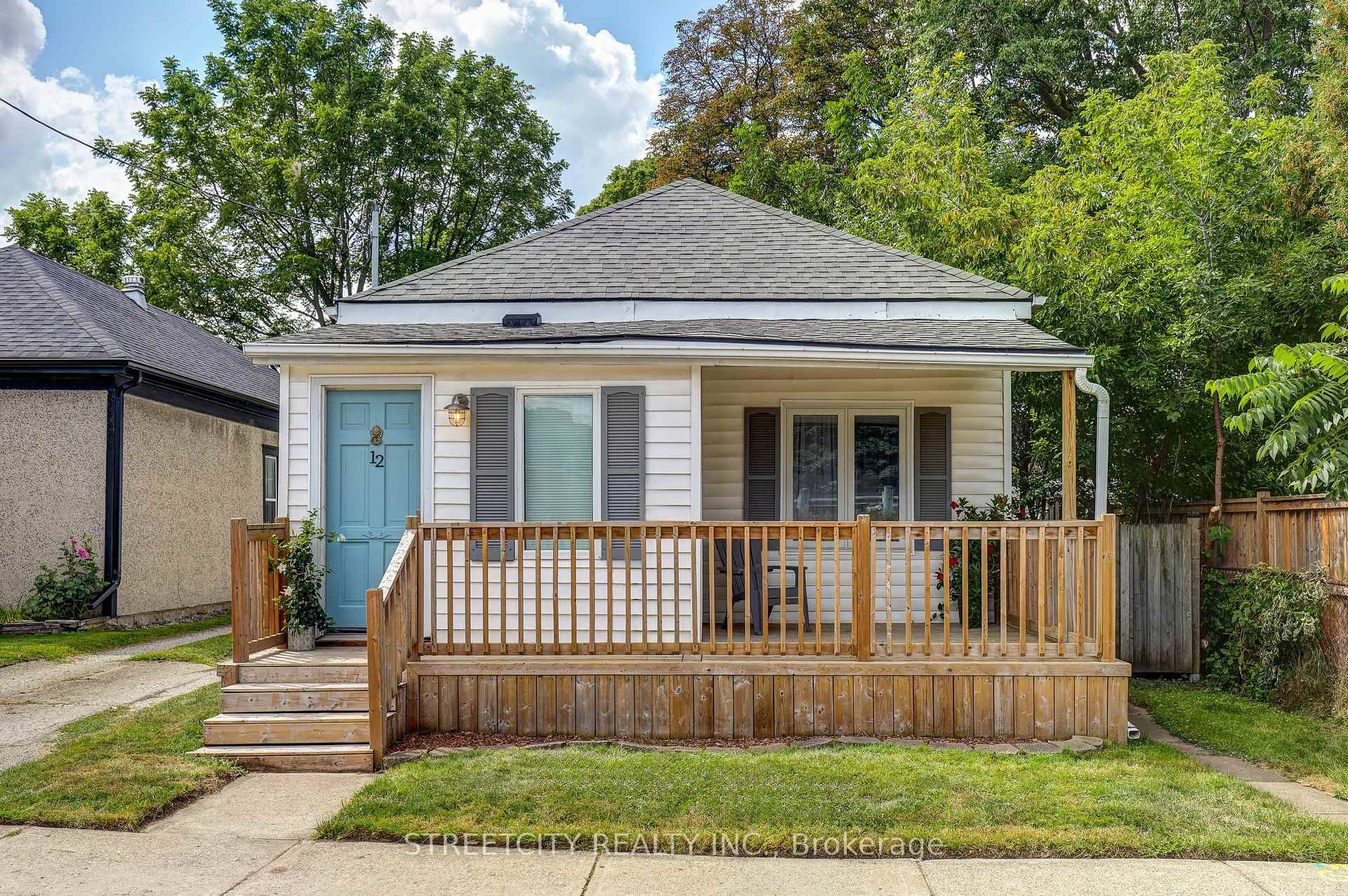 Nestled in central West London and just a short stroll from downtown, this well maintained bungalow offers 3 bedrooms and a spacious bathroom, perfect for first time buyers, growing families, ...