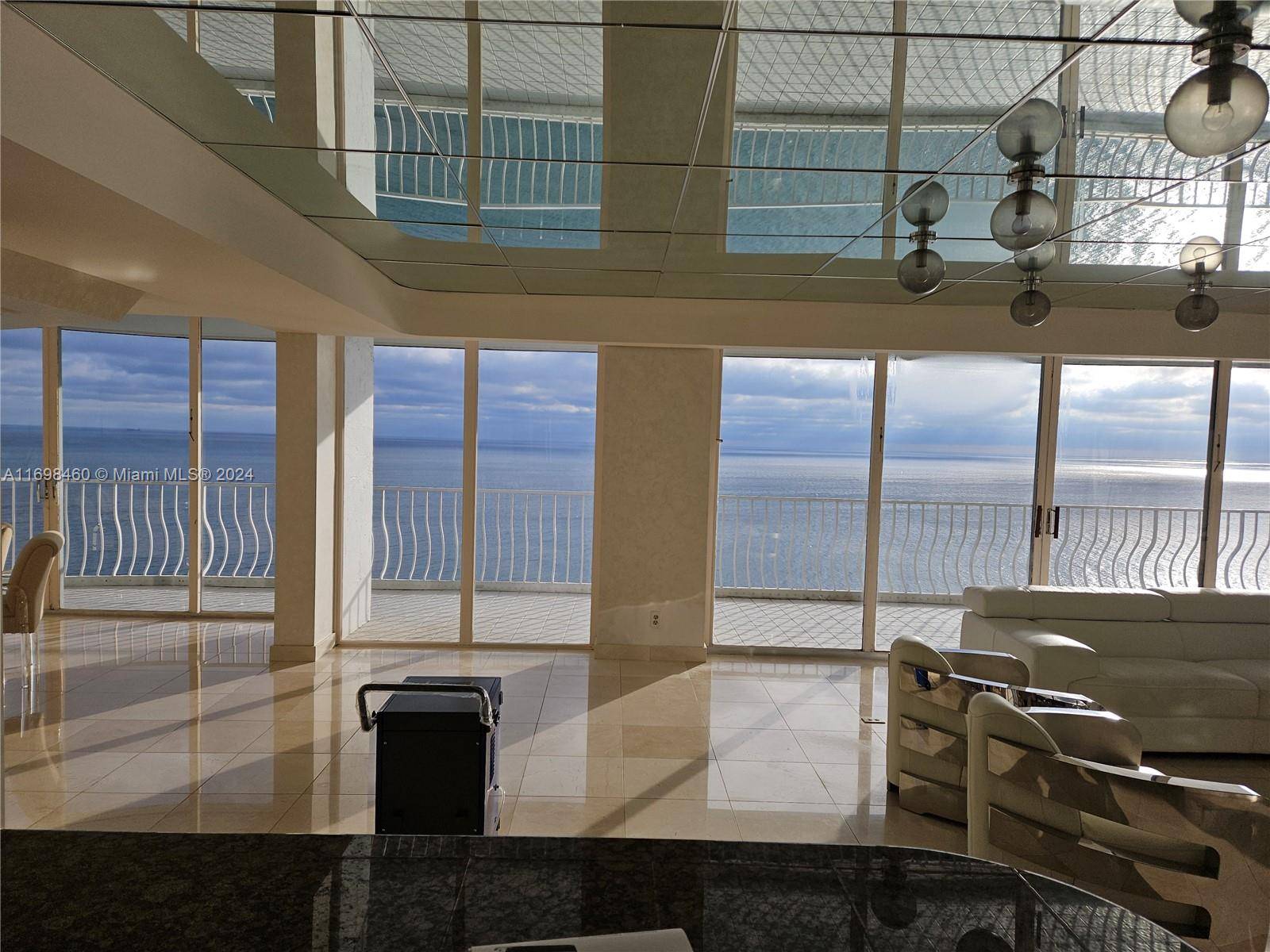 SPECTACULAR DIRECT OCEAN VIEWS !