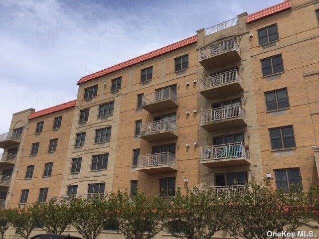 LUXURY HIGH RISE BUILDING, STEPS TO BEACH !