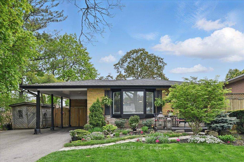 It is easy to see why this South Burlington neighbourhood is so sought after.