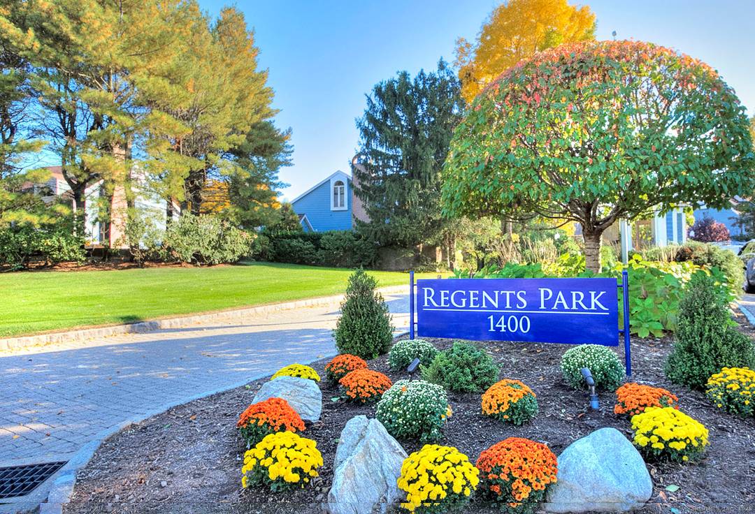 Welcome to this bright and spacious 2 bedroom, 3.