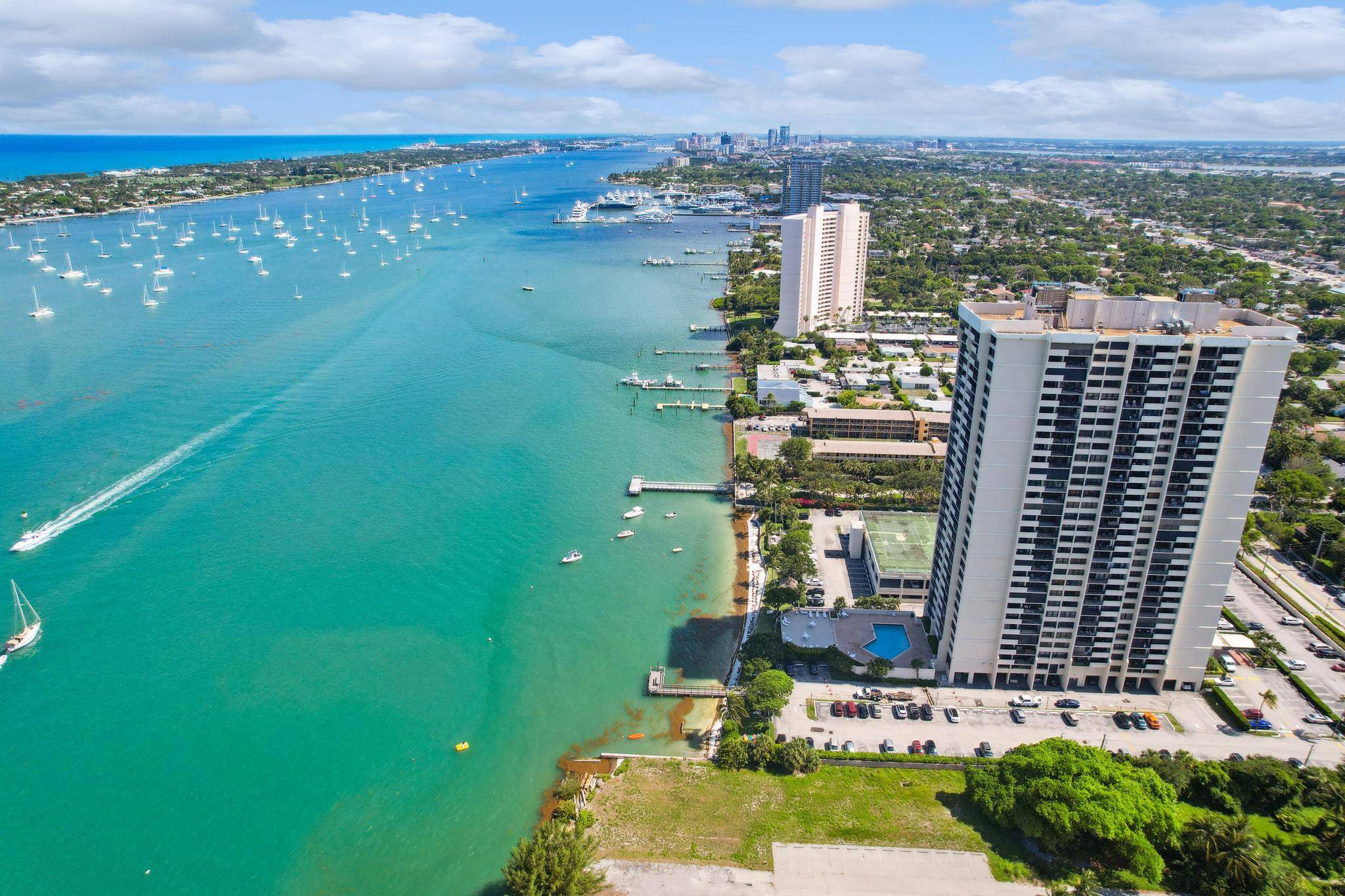 Spectacular South East views of the Intracoastal, Palm Beach Island and the Ocean One of few buildings in WPB with a Private Beach Boat Moorings !