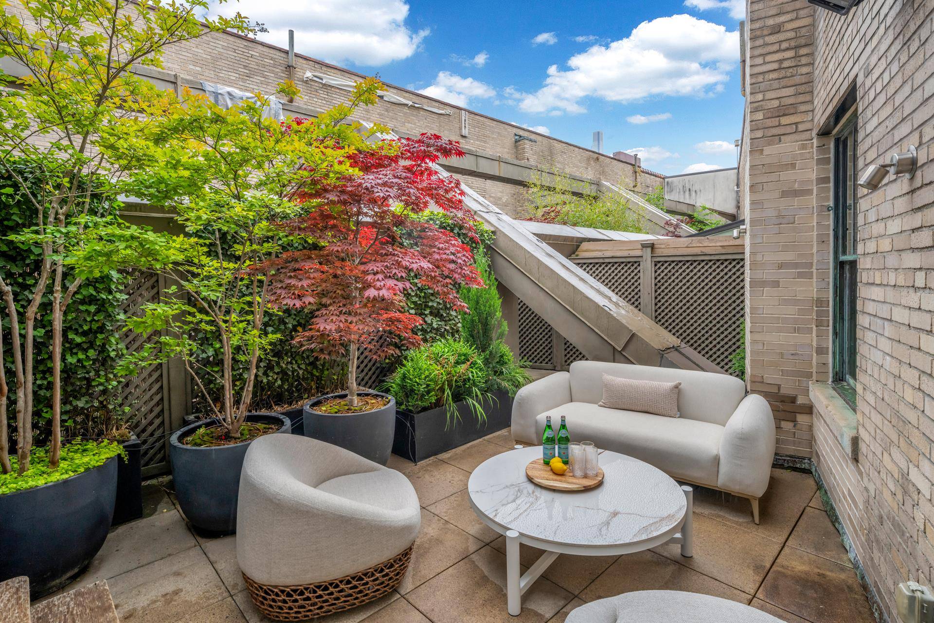 Experience Timeless Sophistication at the Landmark Apple Bank Condominium This remarkable 4 bedroom, 4.