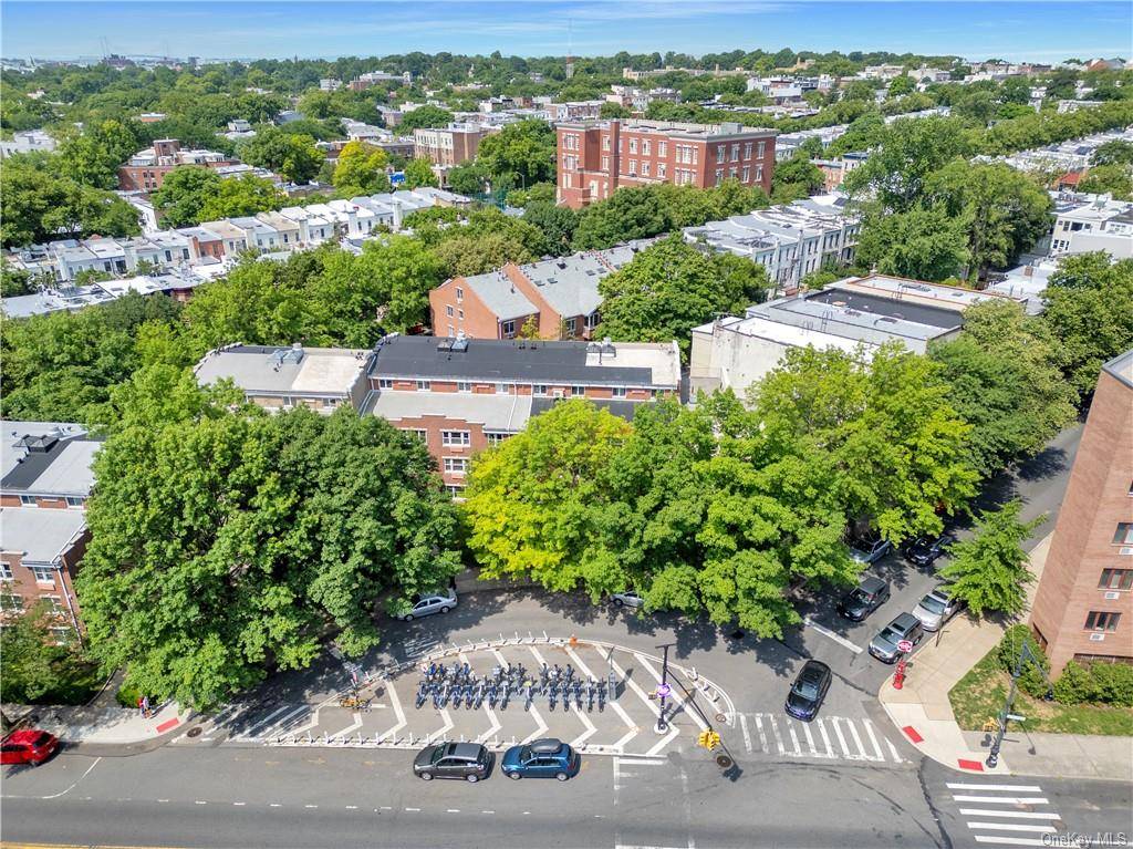 Move right in to this renovated Condo style home w 1 bedroom, 1 bath w new kitchen and bath.