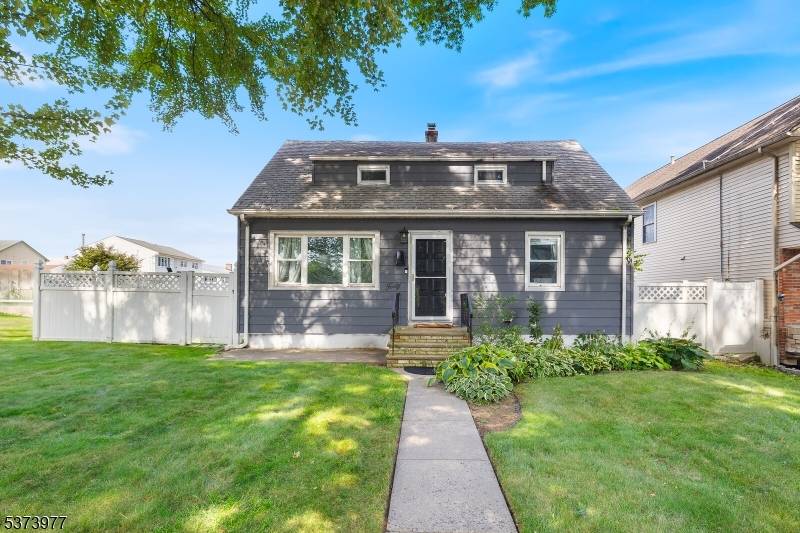 Welcome to 40 S. Michigan Avenue a beautifully updated 4 bedroom, 3 bathroom home located on a quiet, tree lined street in the heart of Kenilworth.