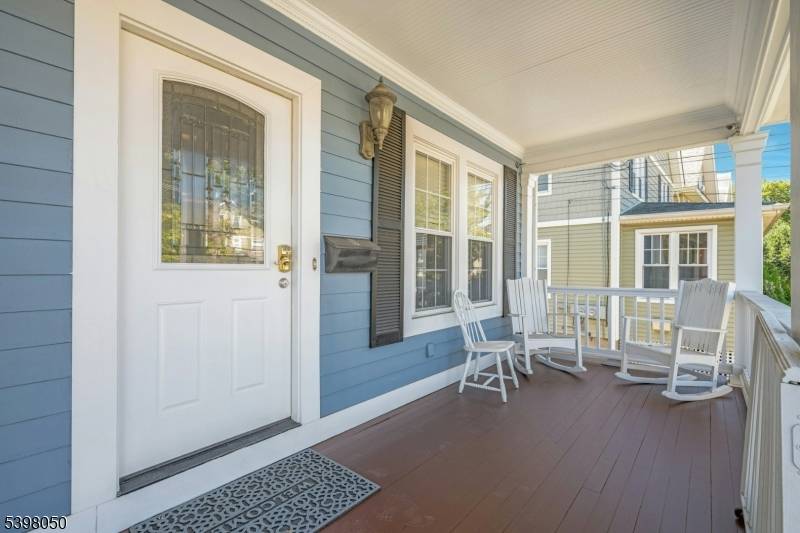 Updated 5 Bed, 2. 1 bath home near NYC train !