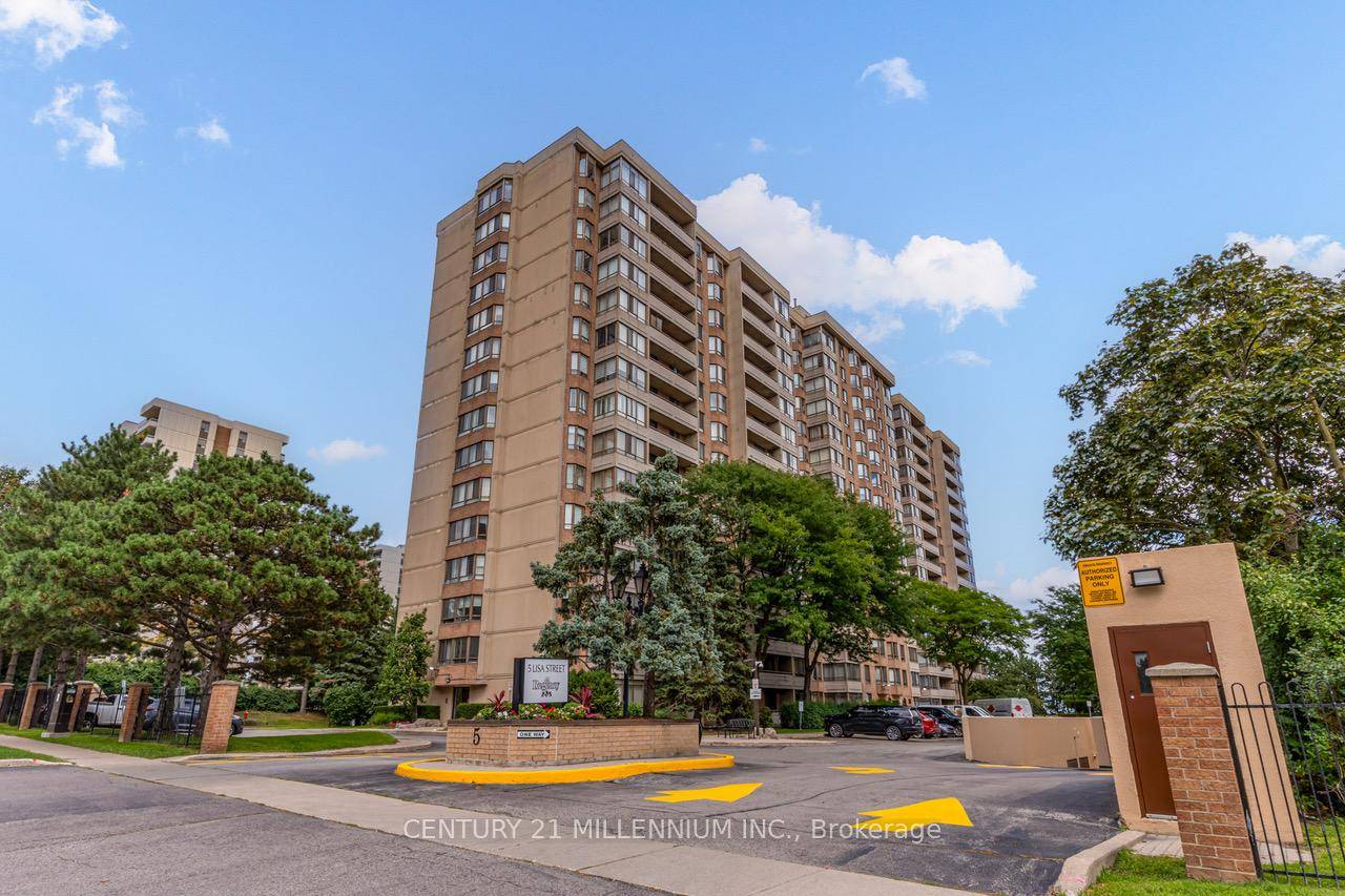 Welcome to this stunning and spacious 3 bedroom plus solarium apartment located in the heart of central Brampton, just steps from Bramalea City Centre BCC and offering easy access to ...