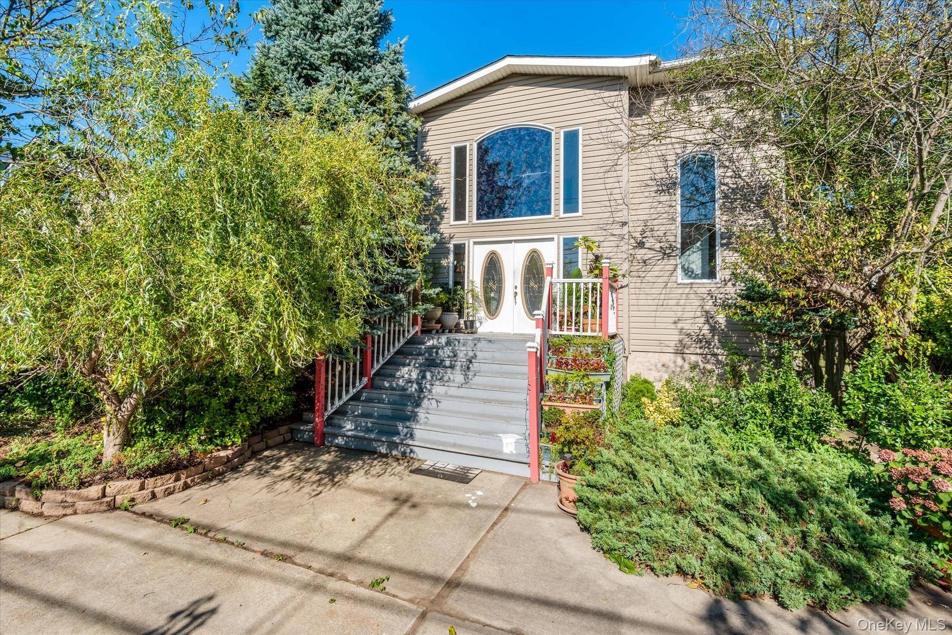 Real Estate Partners are happy to present a fabulous waterfront home for sale in Freeport !