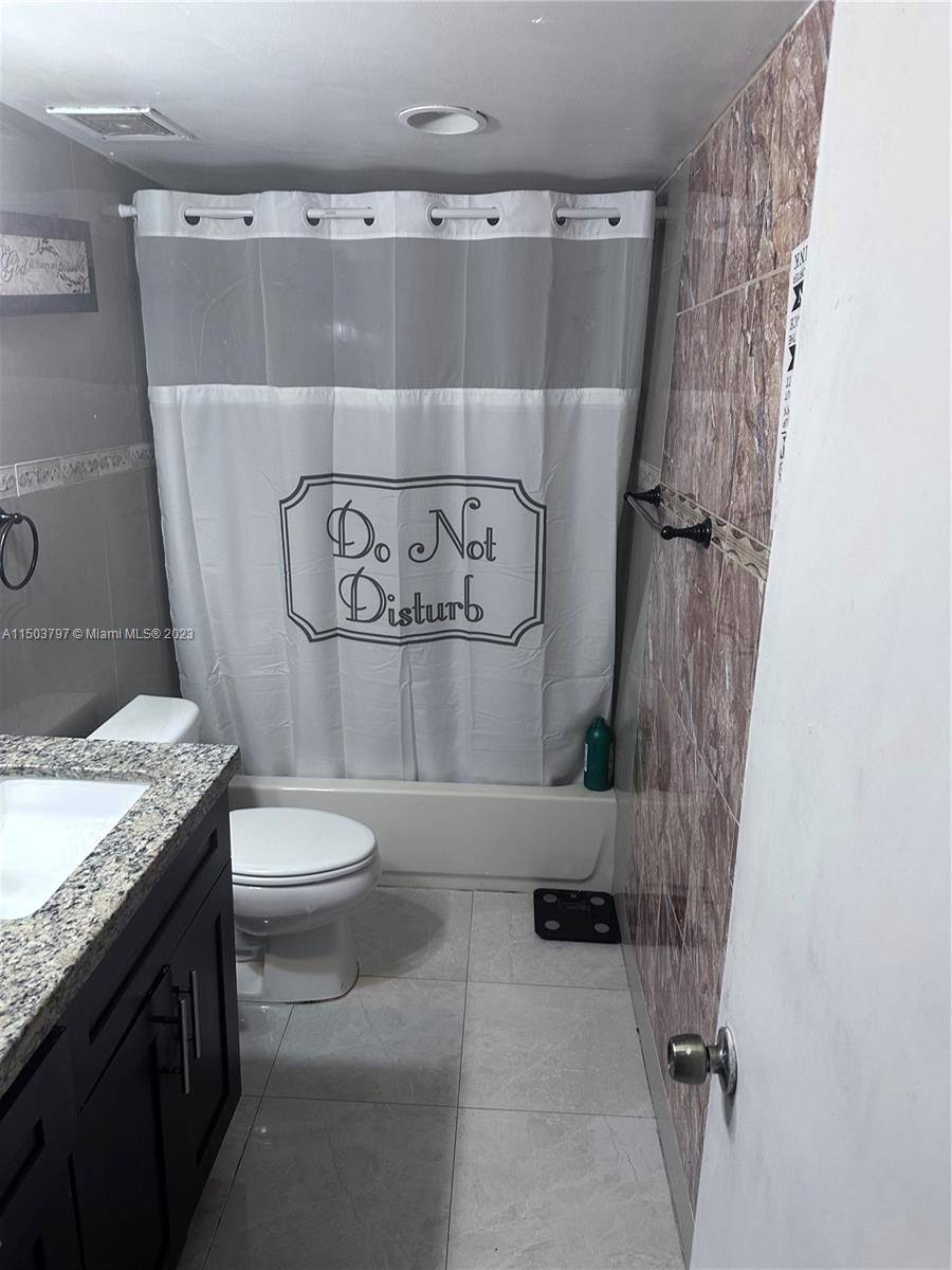 This is a 2 bedrooms and 1 bathroom well maintained Condo.