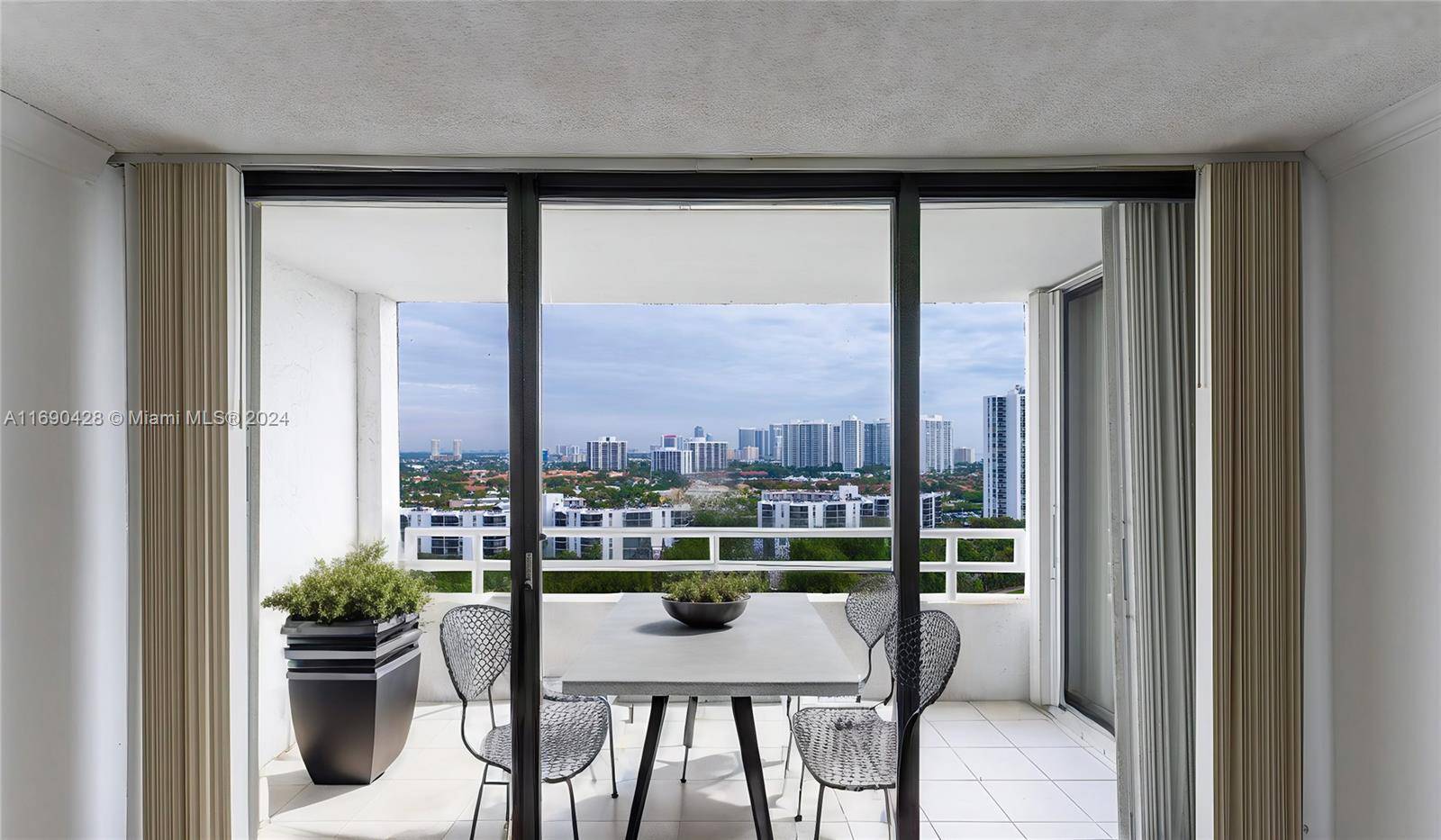 Discover living in this fantastic 2 bedroom condo in Aventura.