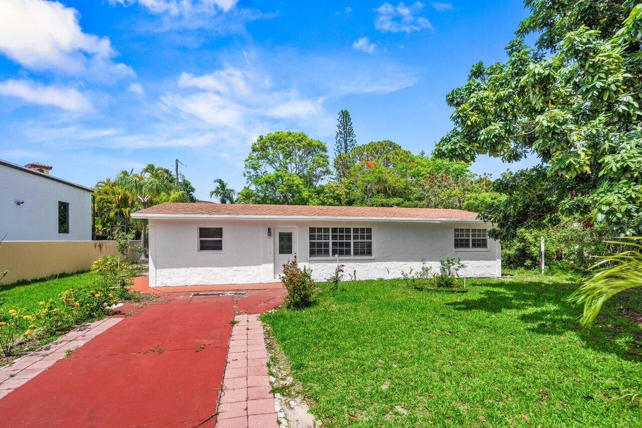 Welcome to 249 NW 4th Diagonal in Boca Raton's desirable Spanish Village.