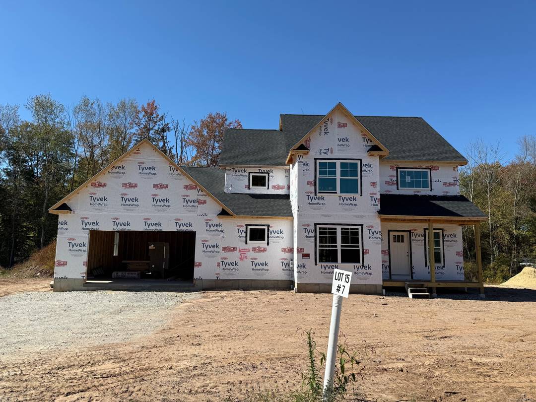 Home for the holidays ! This under construction home can be finished by December.