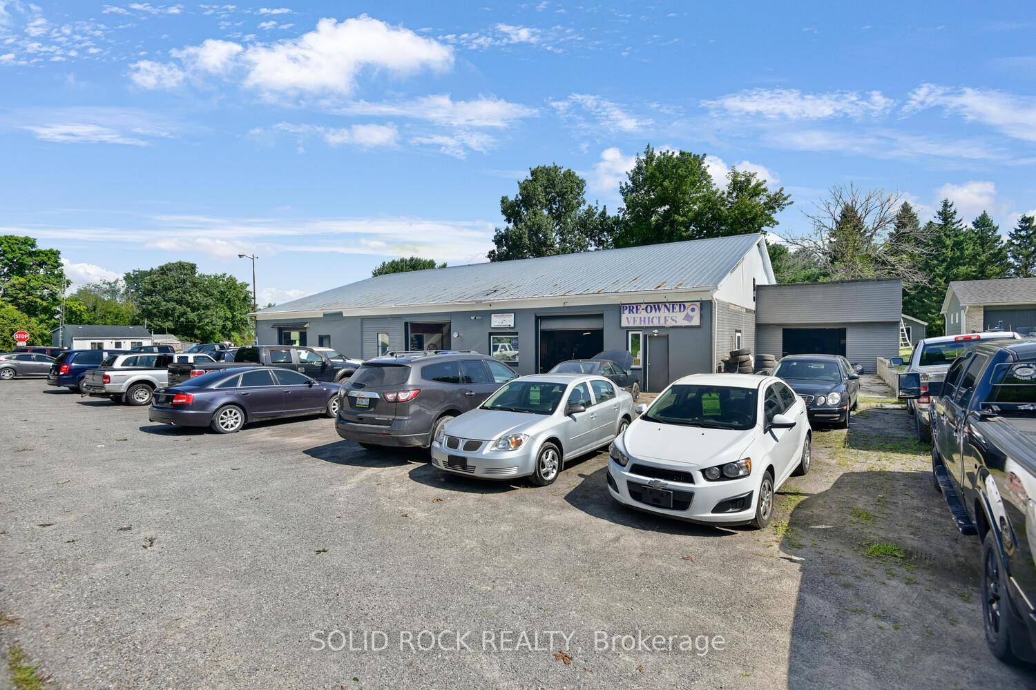 This 6000sq ft Garage Commercial building attached to residential 3bd.