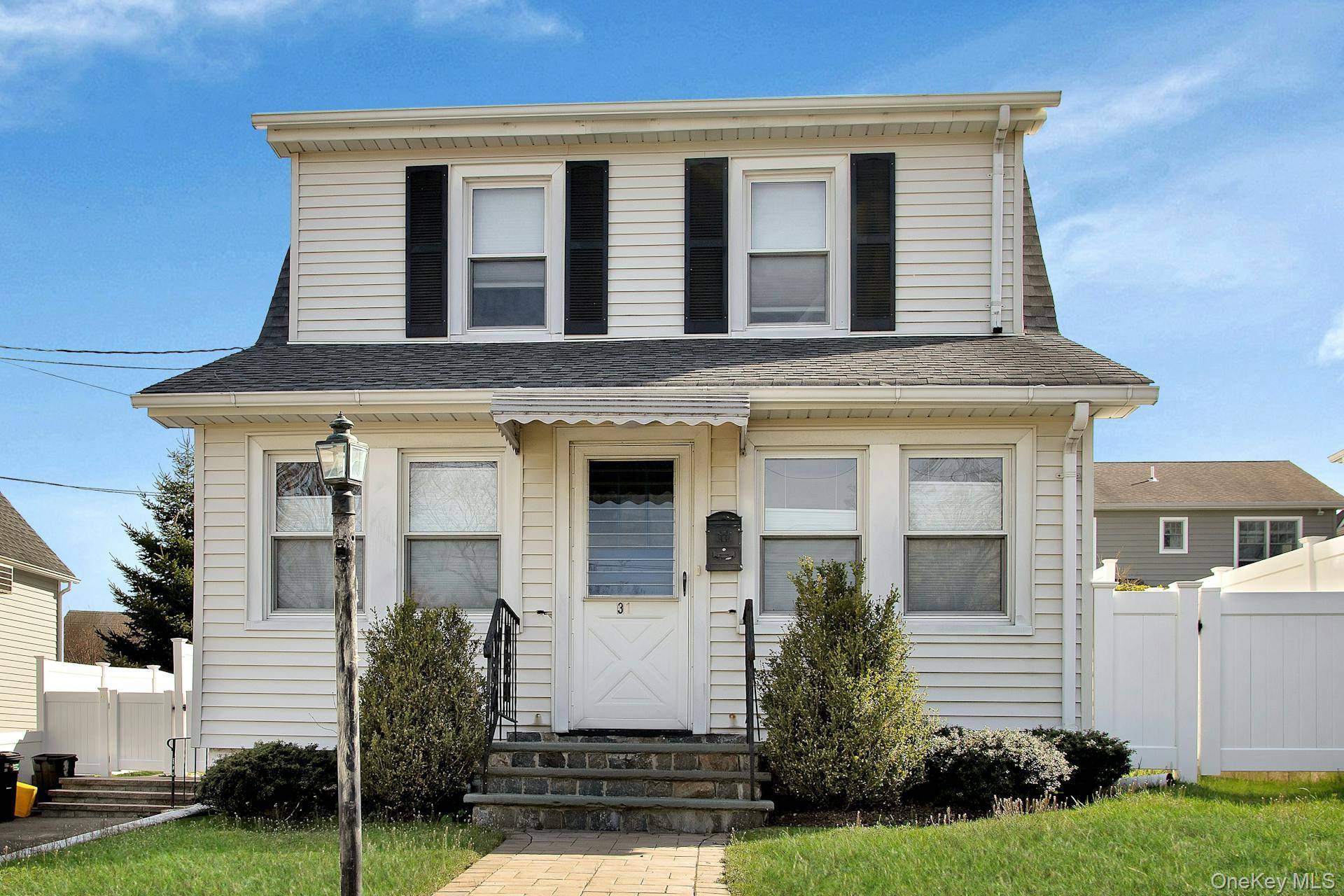 Charming and Gracious Colonial in the heart of town !